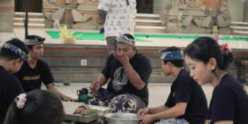 Adu Enak Racik Lawar Sekaa Teruna-Teruni Se-Desa Guwang dalam Suasana Hari Pahlawan