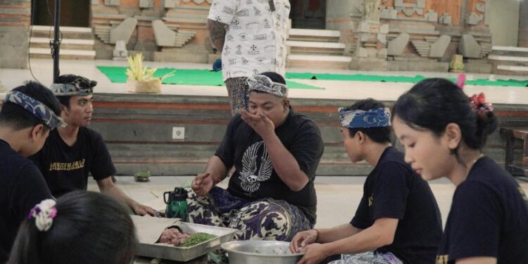 Adu Enak Racik Lawar Sekaa Teruna-Teruni Se-Desa Guwang dalam Suasana Hari Pahlawan