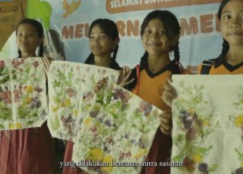 Menggambar di T-Shirt, Daur Ulang Kertas dan Ecoprint: Cara Mengantisipasi Bullying dan Menguatkan Kreativitas Anak