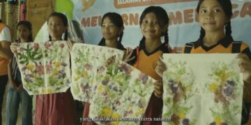 Menggambar di T-Shirt, Daur Ulang Kertas dan Ecoprint: Cara Mengantisipasi Bullying dan Menguatkan Kreativitas Anak