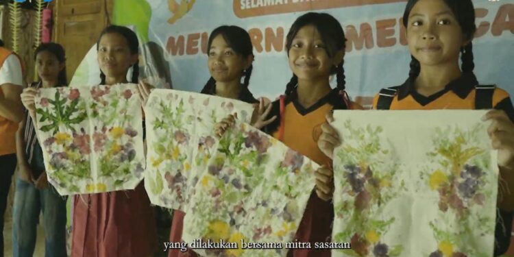 Menggambar di T-Shirt, Daur Ulang Kertas dan Ecoprint: Cara Mengantisipasi Bullying dan Menguatkan Kreativitas Anak