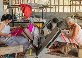 Cerita Luh Sukastri dan Wayan Bintaning Tentang Hidup-Mati Tenun Songket Jinengdalem, Buleleng