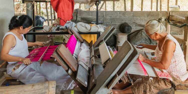 Cerita Luh Sukastri dan Wayan Bintaning Tentang Hidup-Mati Tenun Songket Jinengdalem, Buleleng