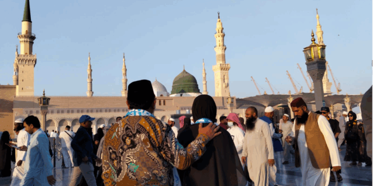 Menemui Ka’bah, Perjalanan Haru Menembus Malam: Catatan Umrah [2]