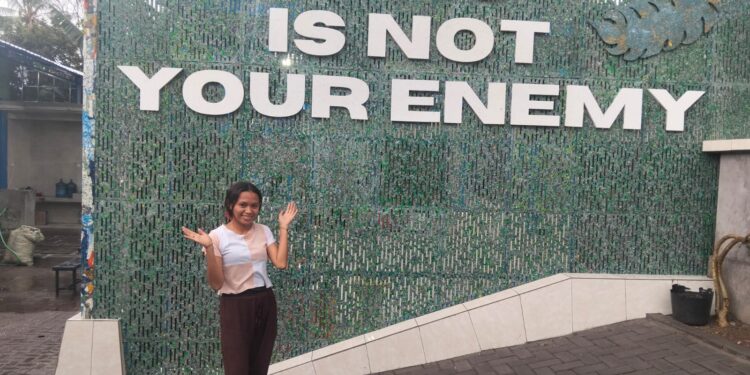 Menyoal Sampah Plastik, Eka Saja Tak Cukup —Butuh Marni dan Van Book untuk di Kupang