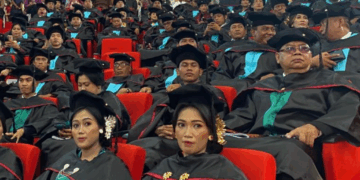 Lautan Toga pada Wisuda Pertama Institut Agama Hindu Negeri Mpu Kuturan