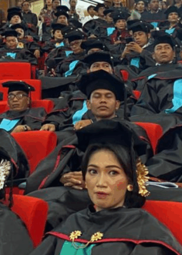 Lautan Toga pada Wisuda Pertama Institut Agama Hindu Negeri Mpu Kuturan