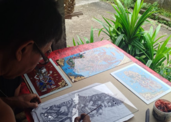 Wayan Arnawa Menjaga Tradisi Lewat Lukisan Wayang Kaca di Desa Nagasepaha
