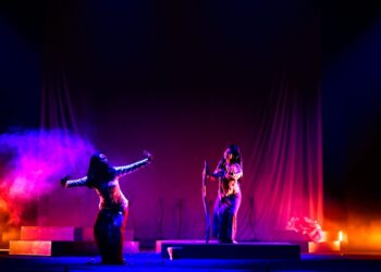 Tubuh yang Menari, Telepon yang Berdering dari Negara