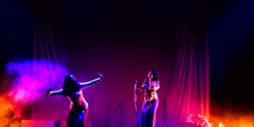 Tubuh yang Menari, Telepon yang Berdering dari Negara