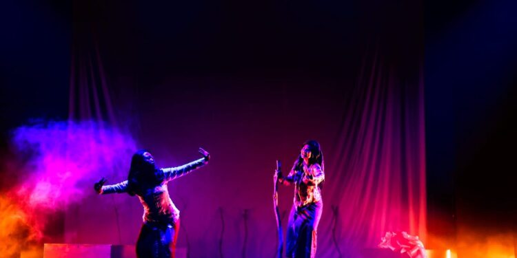 Tubuh yang Menari, Telepon yang Berdering dari Negara