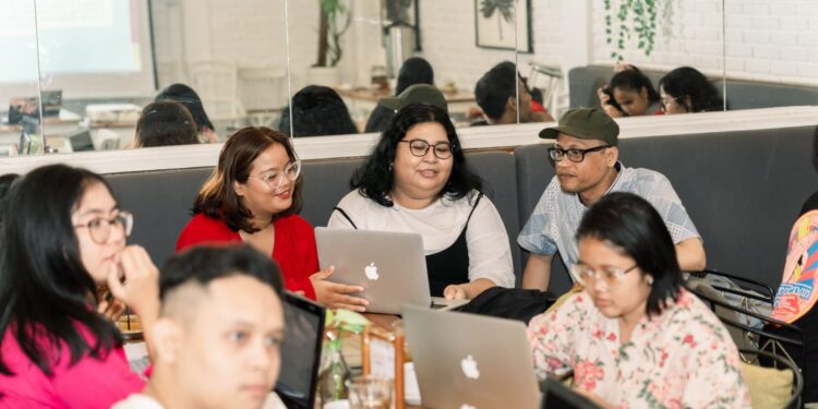 Ketika Kata Menemukan Jalannya Sendiri