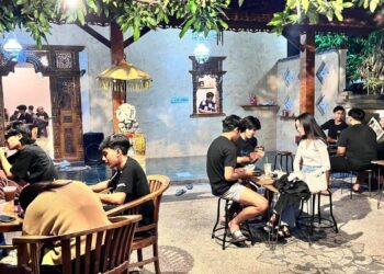 Meracik Kopi dan Mimpi: Kehangatan “COSA NOSSTRA Caffe” dari Tangan Mahasiswa