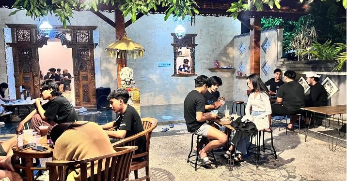 Meracik Kopi dan Mimpi: Kehangatan “COSA NOSSTRA Caffe” dari Tangan Mahasiswa