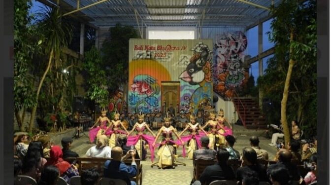 Tari Kirana Rasmi pada Pameran Seni Rupa dan Desain Nasional Waskita Rupa di Sangkring Art Space Yogyakarta: Warma Bhuwana Wangsa