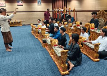 I Wayan Tusti Adnyana Beber Gaya Kekebyaran Gong Abdi Budaya Banjar Anyar dalam Konser Gamelan “Meraya Matra Manawa”