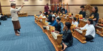 I Wayan Tusti Adnyana Beber Gaya Kekebyaran Gong Abdi Budaya Banjar Anyar dalam Konser Gamelan “Meraya Matra Manawa”