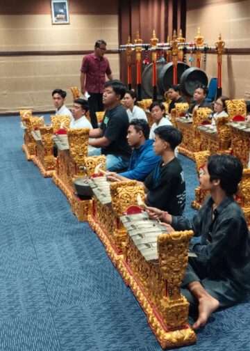 I Wayan Tusti Adnyana Beber Gaya Kekebyaran Gong Abdi Budaya Banjar Anyar dalam Konser Gamelan “Meraya Matra Manawa”