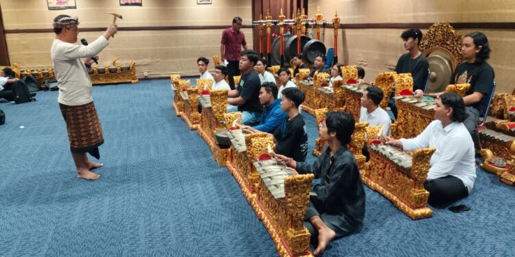 I Wayan Tusti Adnyana Beber Gaya Kekebyaran Gong Abdi Budaya Banjar Anyar dalam Konser Gamelan “Meraya Matra Manawa”