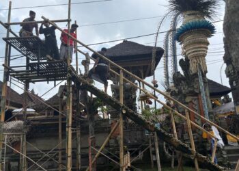 Menggarap Dekorasi, Melampaui Batas Generasi –-Catatan Persiapan Calonarang di Desa Demulih, Bangli