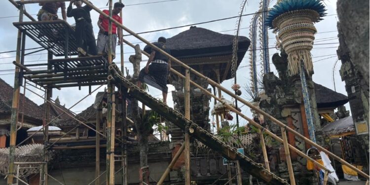 Menggarap Dekorasi, Melampaui Batas Generasi –-Catatan Persiapan Calonarang di Desa Demulih, Bangli