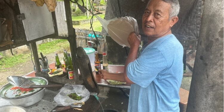 Kentongan Pak Mbung di Pasar Blahkiuh dan Tipat Tahu yang Tak Pernah Sepi