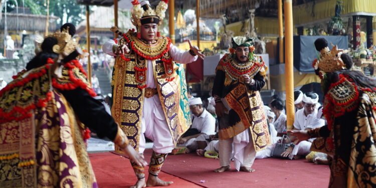 Melihat Gambuh dari Kacamata Hitam dan Percakapan yang Menerus