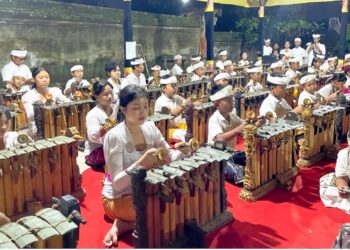 Hujan Berhenti, Nada-Nada Bernyanyi, Ketika 70 Penabuh Gender Wayang Ngayah di Pura Dalem Gede Sukawati