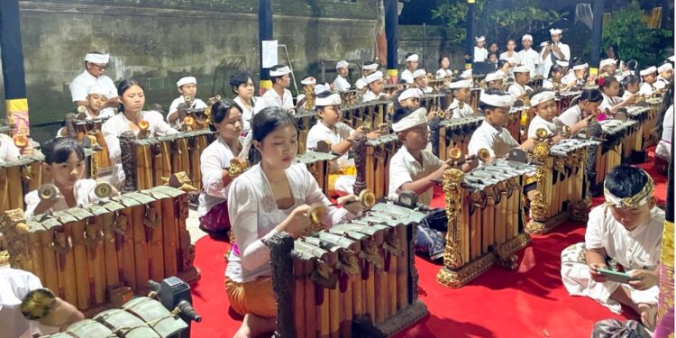 Hujan Berhenti, Nada-Nada Bernyanyi, Ketika 70 Penabuh Gender Wayang Ngayah di Pura Dalem Gede Sukawati