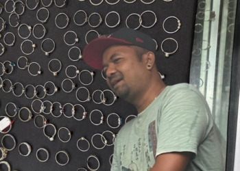 Leo Saputra, Perajin Perak Singapadu yang Bertahan di Tengah Arus Modernisasi