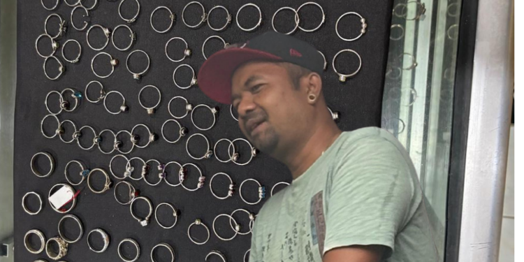 Leo Saputra, Perajin Perak Singapadu yang Bertahan di Tengah Arus Modernisasi