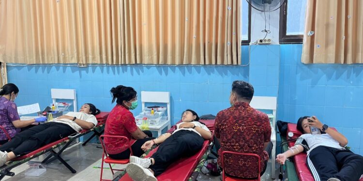 21 Kantong Harapan di HUT ke-17 SMK Kesehatan Bali Medika Denpasar: Ketika Donor Darah Menjadi Pelajaran Kemanusiaan