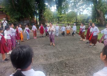 Anak-anak Mengenal ‘Babungkilan’ dalam  Acara ‘Malajah Sambil Maplalianan’ di Bulan Bahasa Bali VIII