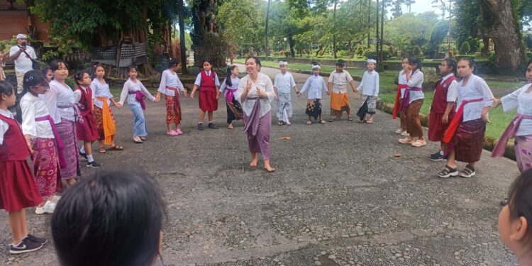 Anak-anak Mengenal ‘Babungkilan’ dalam  Acara ‘Malajah Sambil Maplalianan’ di Bulan Bahasa Bali VIII