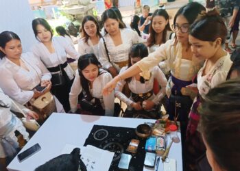 Anak-anak Muda Ramai-ramai Ramal Nasib di Stand Gotra Pangusada Bali di Bulan Bahasa Bali 2026