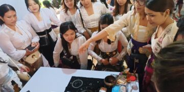 Anak-anak Muda Ramai-ramai Ramal Nasib di Stand Gotra Pangusada Bali di Bulan Bahasa Bali 2026