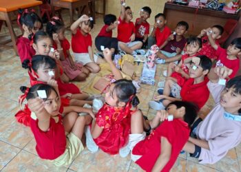 Tari Barongsai, Bazar dan Tukar Kado pada Perayaan Valentine’s Day dan Imlek 2577 di DCC School