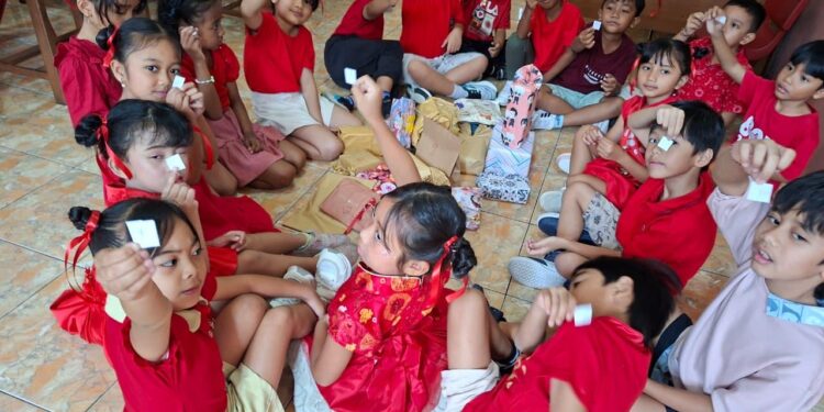 Tari Barongsai, Bazar dan Tukar Kado pada Perayaan Valentine’s Day dan Imlek 2577 di DCC School