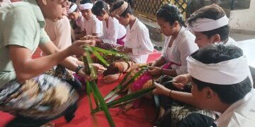 ‘Maplalianan’ di Bulan Bahasa Bali 2026: Anak-anak SD Asyik Membuat Bola Kasti Berbahan Janur