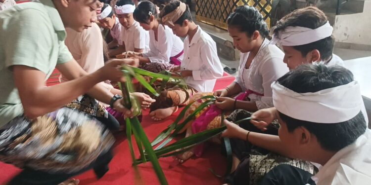 ‘Maplalianan’ di Bulan Bahasa Bali 2026: Anak-anak SD Asyik Membuat Bola Kasti Berbahan Janur