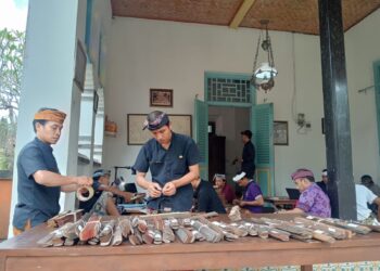 Penyuluh Bahasa Bali Temukan Lontar Tua Tahun 1615 Saka di Geria Kutuh Kawanan Klungkung