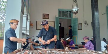 Penyuluh Bahasa Bali Temukan Lontar Tua Tahun 1615 Saka di Geria Kutuh Kawanan Klungkung