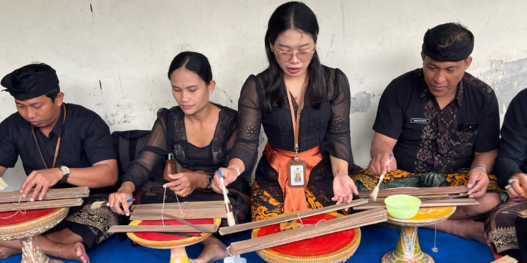 Penyuluh Bahasa Bali Temukan Saduran Lontar Sutasoma Tahun 1855 di Gria Suksuk Sibangkaja