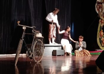 ‘Mlantjaran ka Sasak’ dari Nong Nong Kling: Gamelan Bungut dan Kekuatan Aktor Tradisional di Panggung Bali Modern