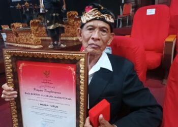 Penghargaan ‘Bali Kerti Bhuana Mahottama’ untuk I Wayan Turun yang Telah Menulis Lebih dari 100 Karya Sastra