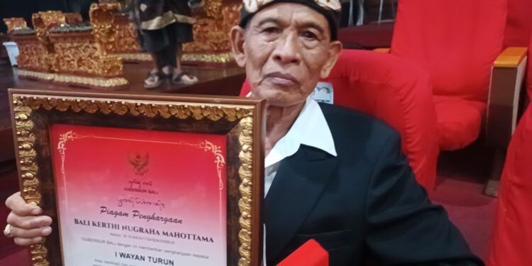 Penghargaan ‘Bali Kerti Bhuana Mahottama’ untuk I Wayan Turun yang Telah Menulis Lebih dari 100 Karya Sastra