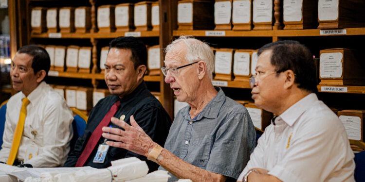Mengenal David Stuart Fox, Peneliti Belanda yang Menyumbangkan 30 Koleksi Lontar ke Fakultas Ilmu Budaya Universitas Udayana