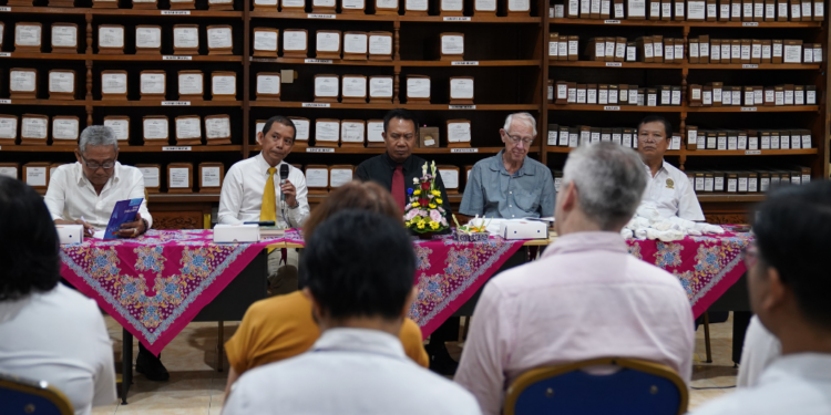 Suart-Fox Hibahkan 30 Naskah Lontar ke Unit Lontar Universitas Udayana