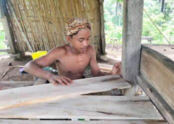 Mang Adi, Si Penyadap Tuak, Menghadapi Musim yang Tak Pasti —Cerita Kecil dari Desa Sambirenteng