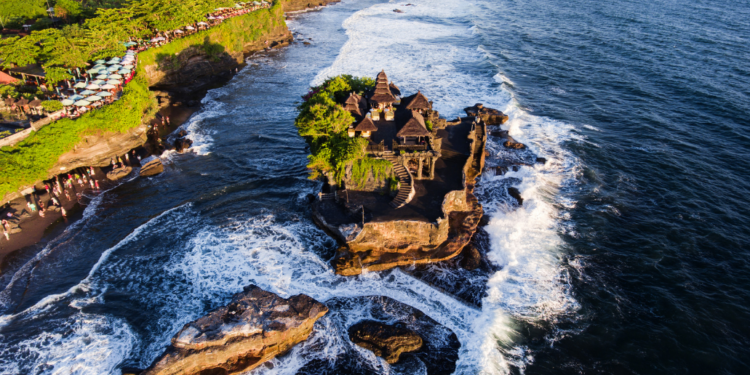 Sentimen Negatif terhadap Pariwisata Bali: Tantangan Citra, Identitas, dan Keberlanjutan Pariwisata